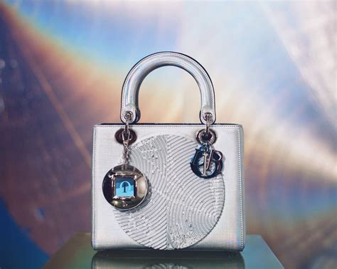 lady dior 翻蓋卡片套|Discover the 9th Edition of DIOR Lady Art Project.